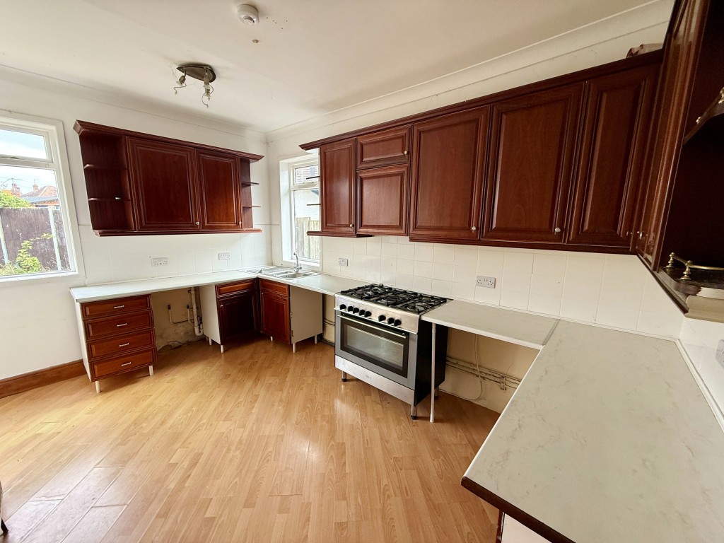 Lot: 131 - SPACIOUS THREE-BEDROOM SEMI IN GOOD LOCATION - View of kitchen